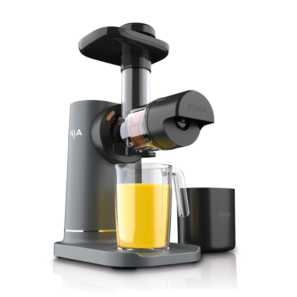 Imagen del exprimidor Ninja NEVERCLOG Cold Press Juicer que extrae jugo de frutas y verduras sin bloqueos gracias a su tecnología NEVERCLOG. Incluye control de pulpa, cámara de alimentación con palanca antigoteo y programas preestablecidos para jugos suaves y deliciosos con un solo botón.