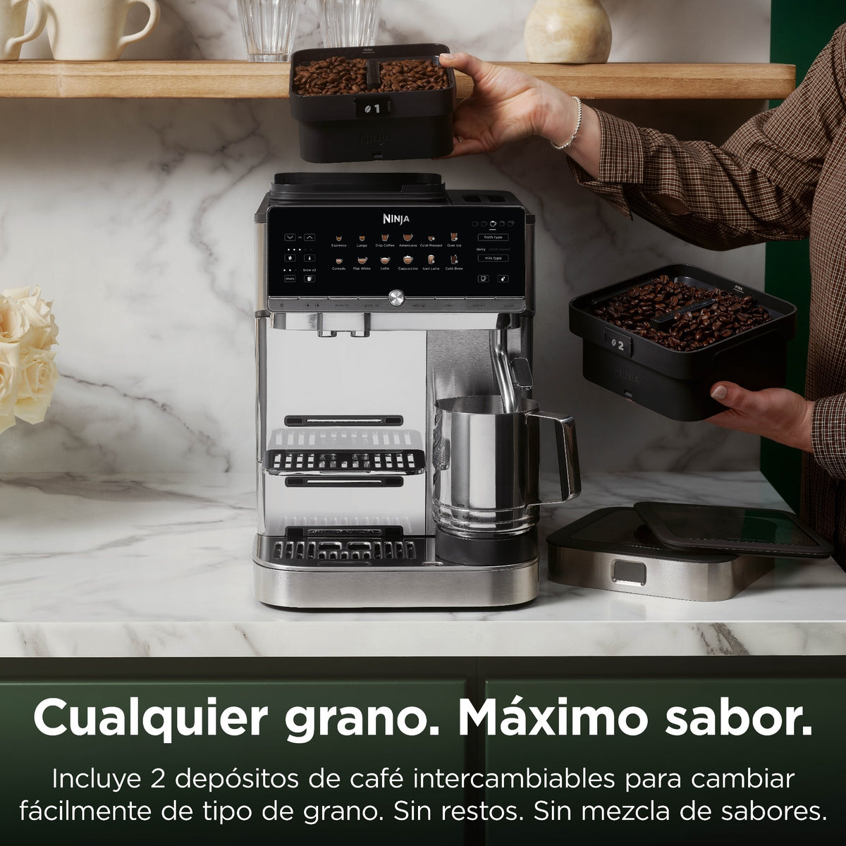 Dos depósitos de café intercambiables de la Ninja AutoBarista Pro para cambiar de tipo de grano sin mezclar sabores